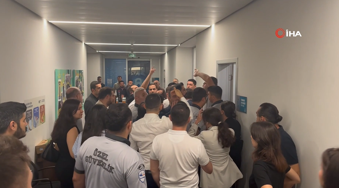 Üsküdar'da başkanvekili seçiminde gerginlik! Oyları düşen CHP'li üyeler itiraz etti, salon karıştı
