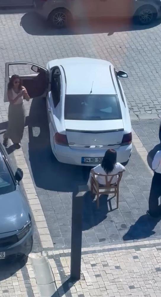 Yalova'da ilginç görüntü! Park edilmemesi için yaptığına bakın