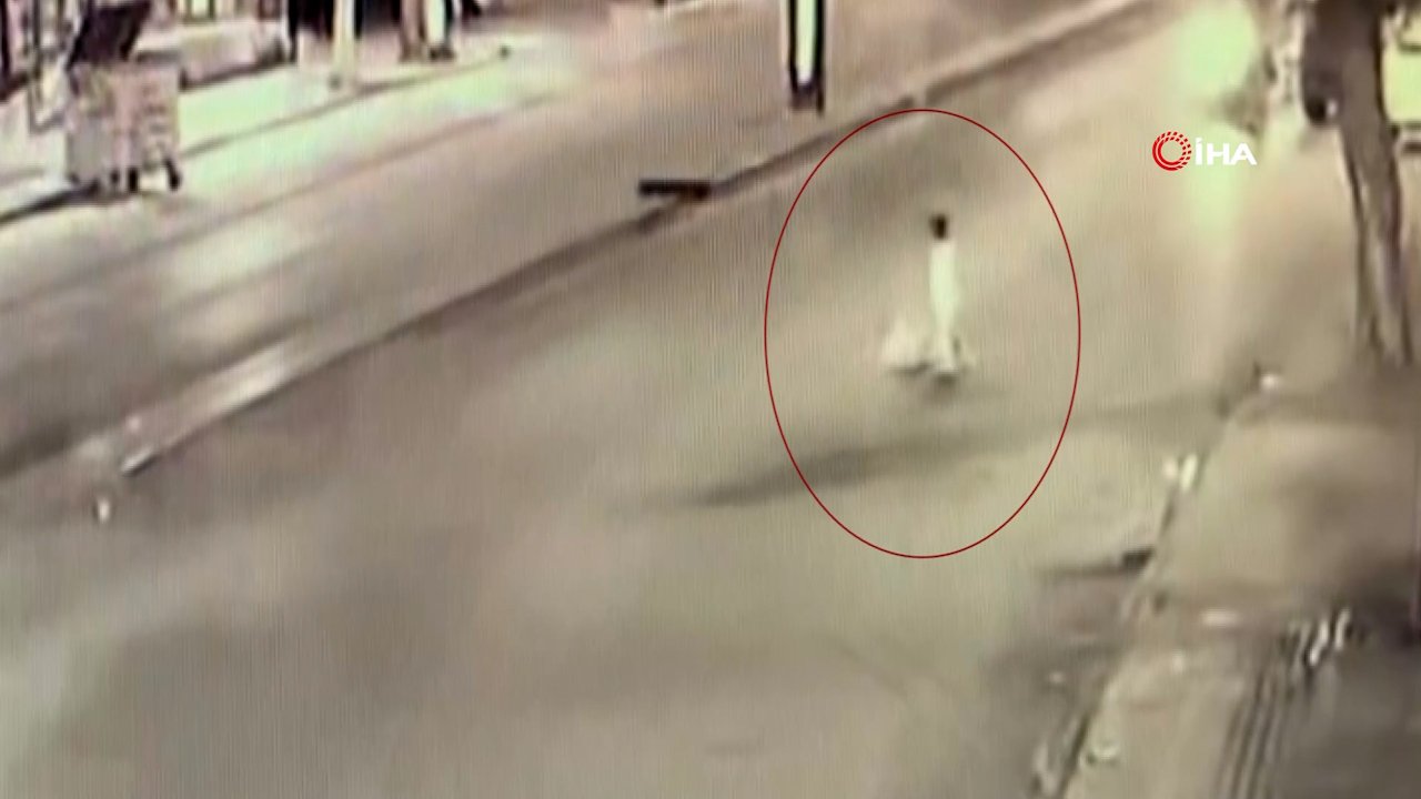 Antalya'da yürekleri ağza getiren kaza! Yola fırlayan 2 yaşındaki çocuğa otomobil çarptı