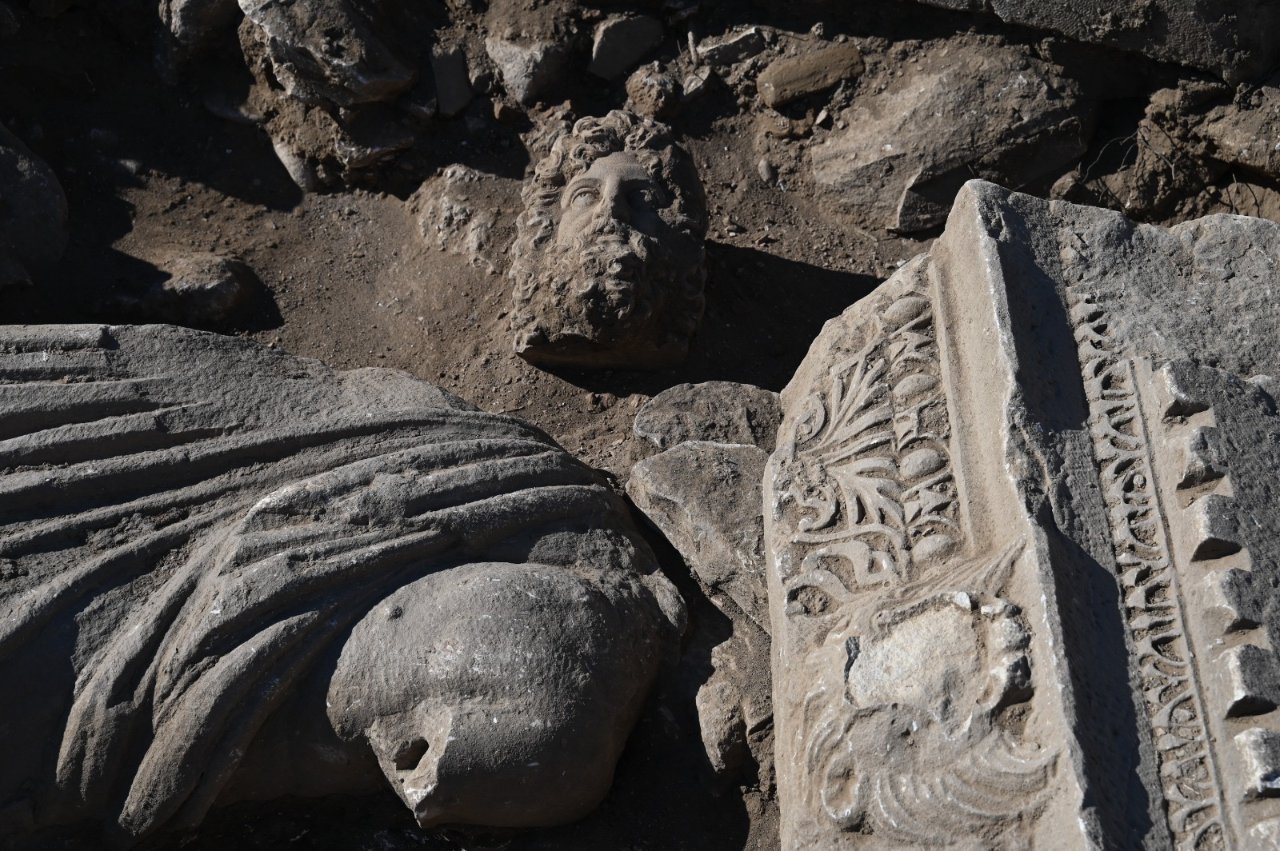 Aspendosta 1800 yıllık devasa heykel gün yüzüne çıktı!