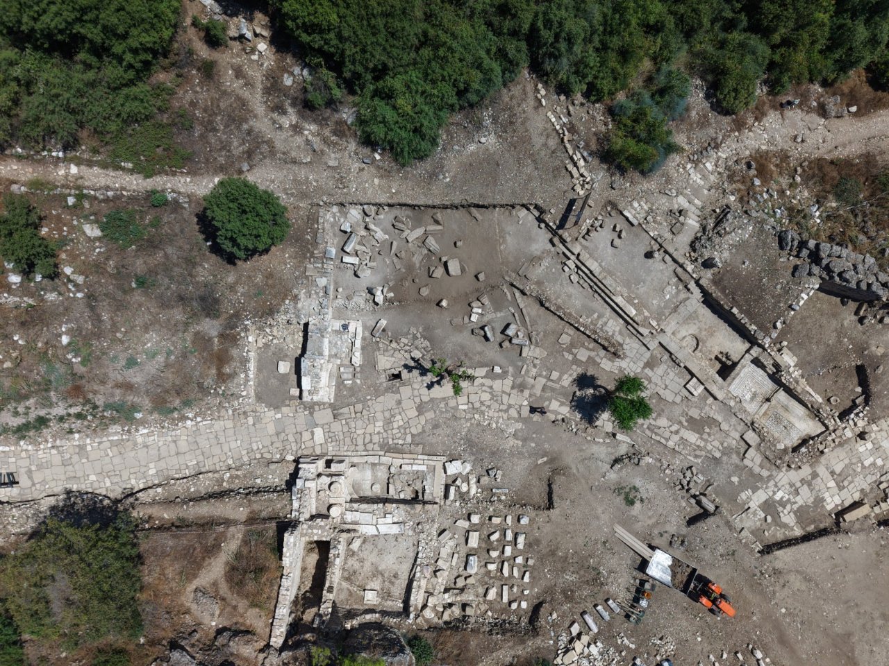 Aspendosta 1800 yıllık devasa heykel gün yüzüne çıktı!