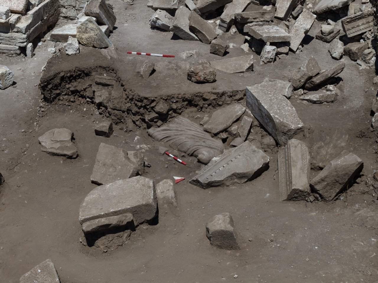Aspendosta 1800 yıllık devasa heykel gün yüzüne çıktı!
