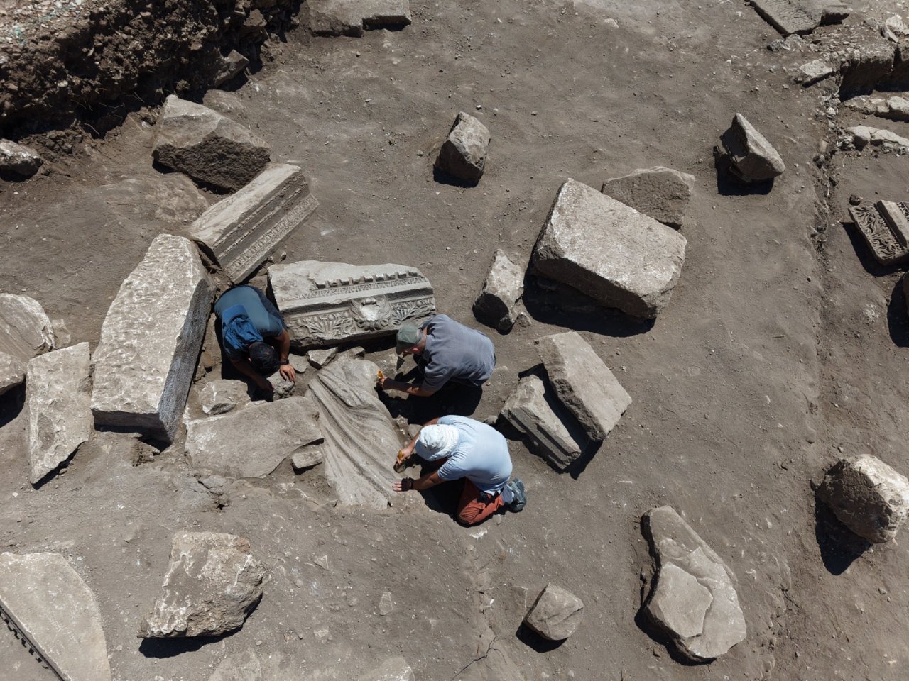 Aspendosta 1800 yıllık devasa heykel gün yüzüne çıktı!