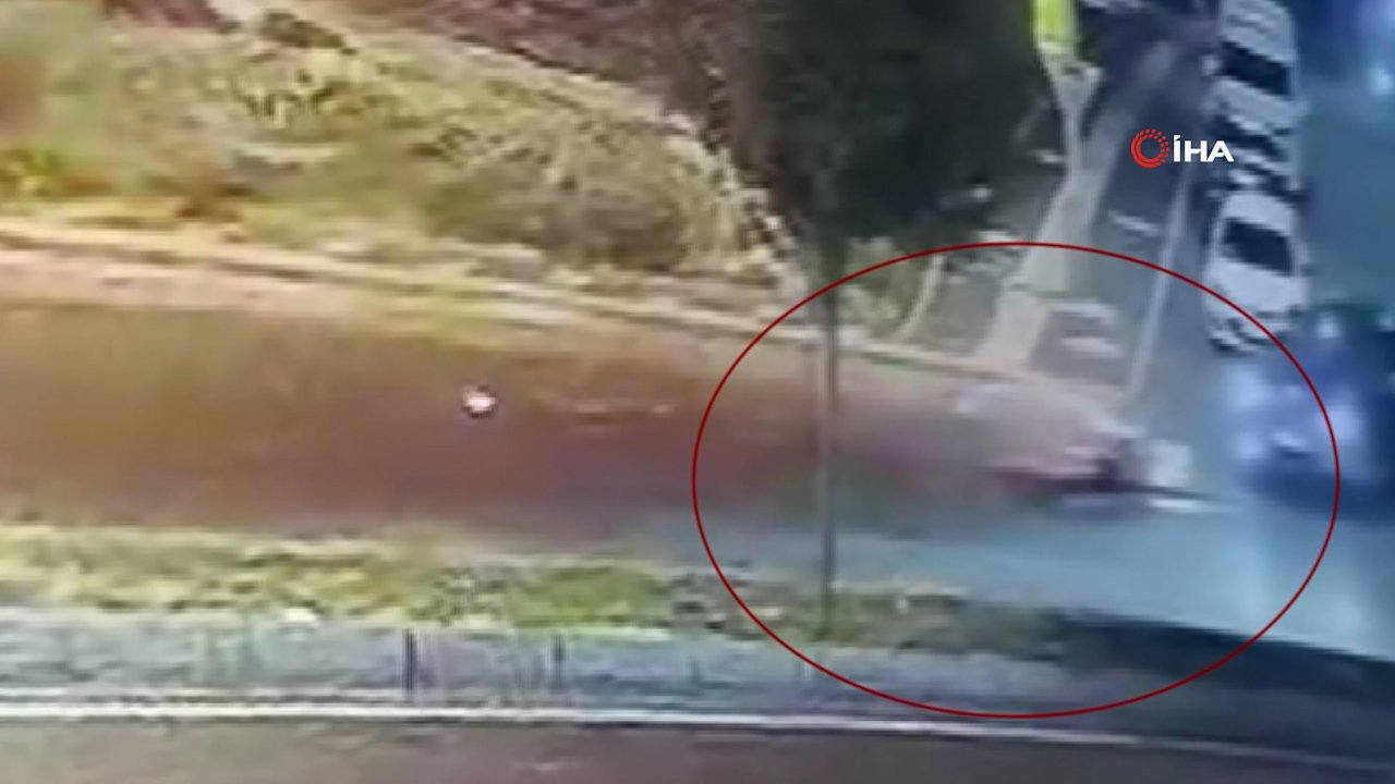 Diyarbakır'da ters yön kazası! Motosikletin otomobille çarpışma anı kamerada