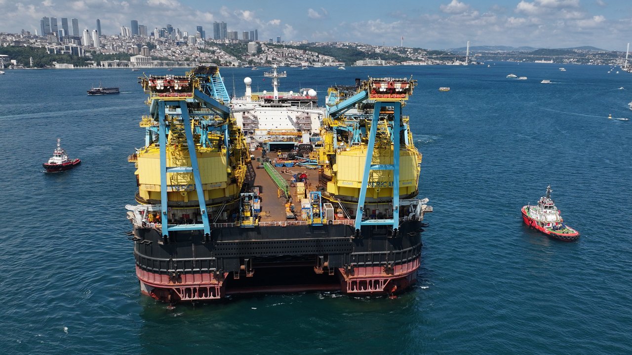 Dünyanın üçüncü büyük yarı batık vinç gemisi İstanbul Boğazı'ndan geçti