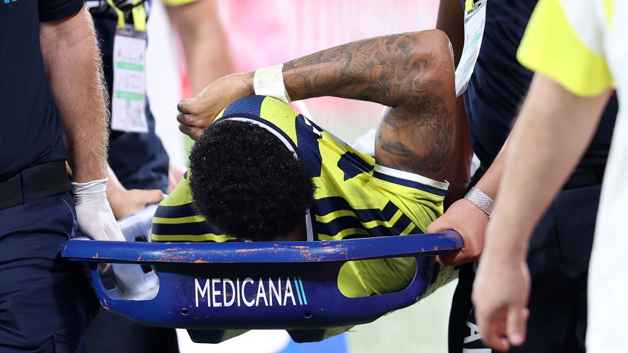 Fenerbahçe'den açıklama: Sahayı sedyeyle terk eden Oosterwolde'nin sakatlık durumu