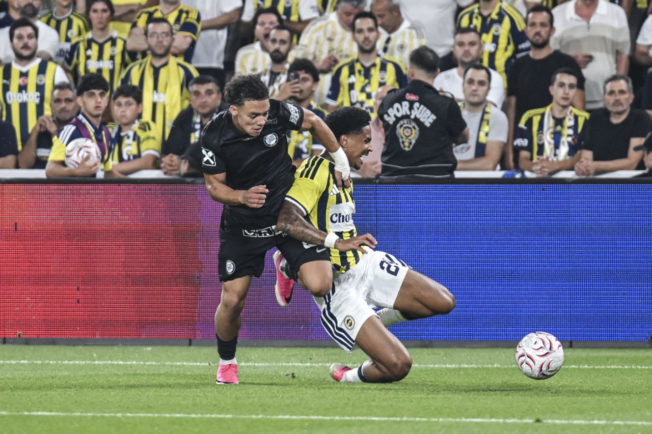 Fenerbahçe ile Sturm Graz, Chobani Stadında karşılaştı. Jayden Oosterwolde, sakatlanarak oyundan çıktı.