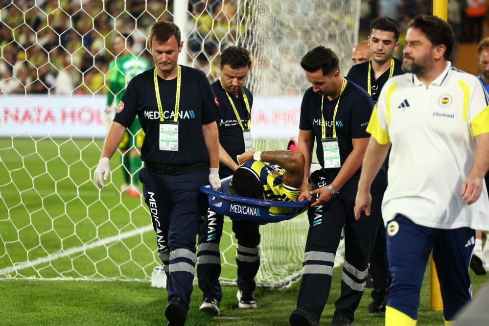 Hollandalı oyuncu sedyeyle kenara alınırken gözyaşlarını tutamadı