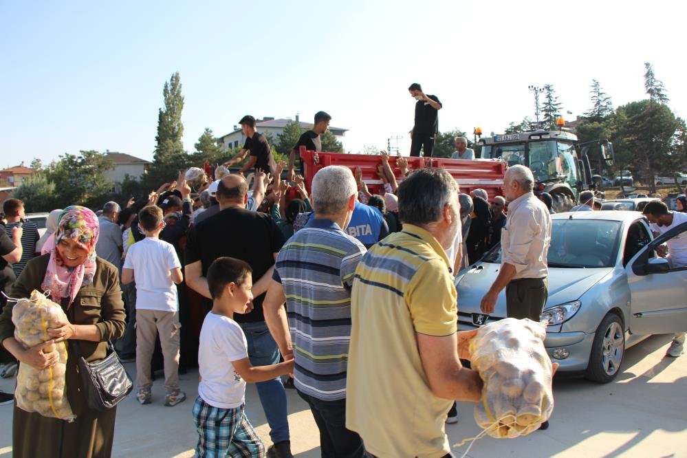 Geçen yıl çaresizlikten yapmıştı, bu yıl nedeni bambaşka! Meydanda 6 ton patatesi ücretsiz dağıttı