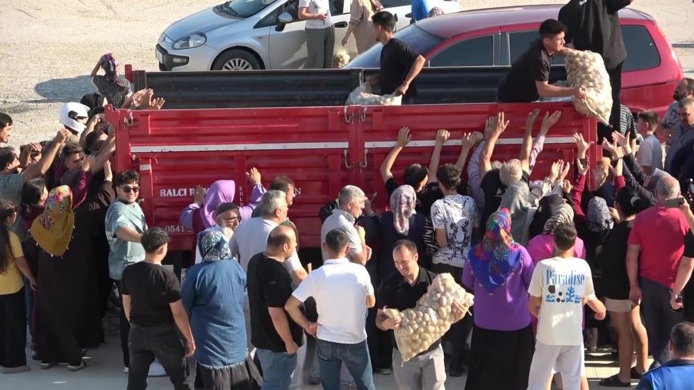 Geçen yıl çaresizlikten yapmıştı, bu yıl nedeni bambaşka! Meydanda 6 ton patatesi ücretsiz dağıttı