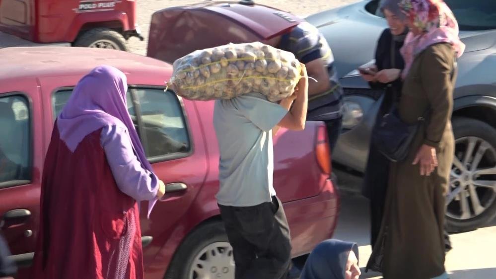 Geçen yıl çaresizlikten yapmıştı, bu yıl nedeni bambaşka! Meydanda 6 ton patatesi ücretsiz dağıttı