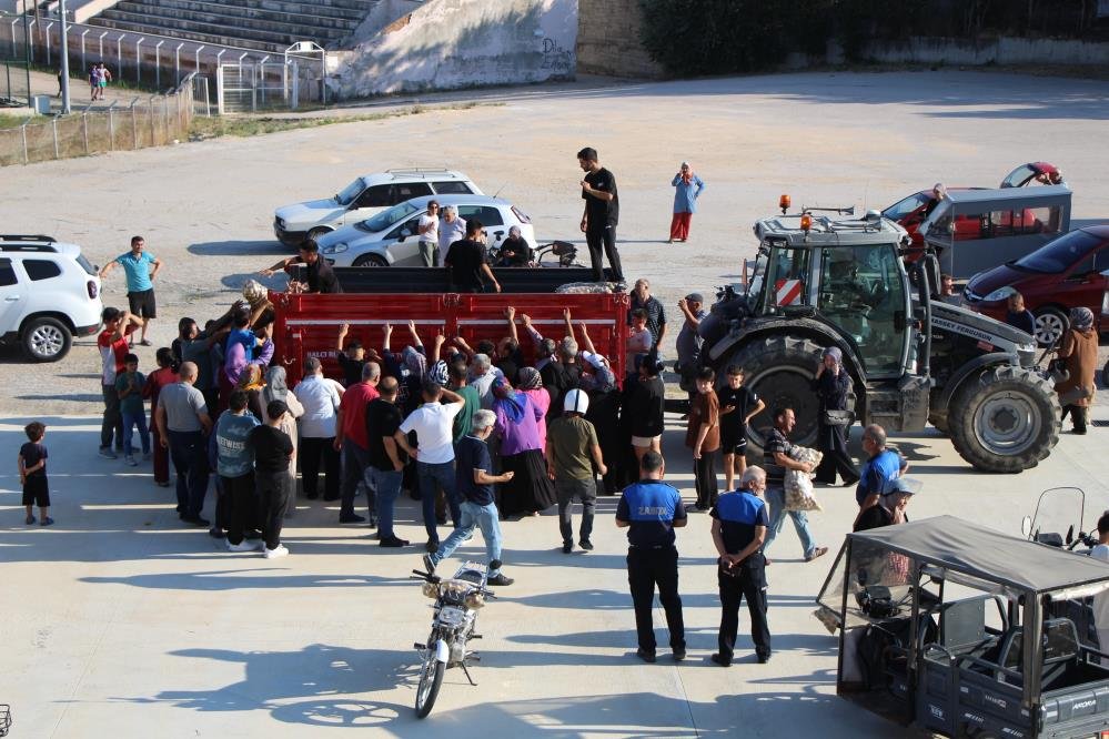 Geçen yıl çaresizlikten yapmıştı, bu yıl nedeni bambaşka! Meydanda 6 ton patatesi ücretsiz dağıttı