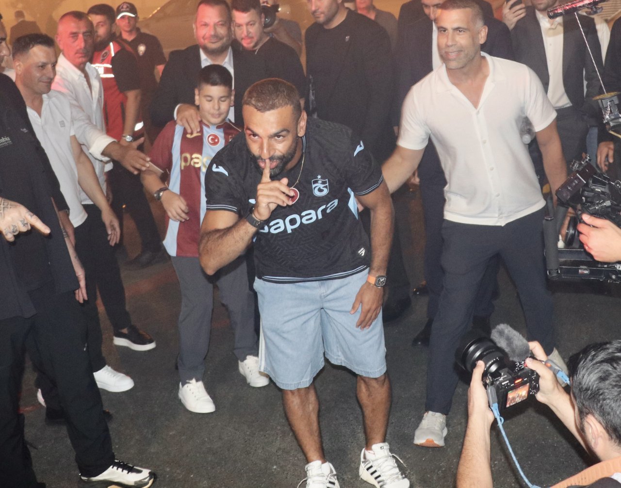 Trabzon Havalimanı'nda meşale ve tezahüratlarla karşılannan Muhamed Salah, taraftarlara üçlü çektirdi.