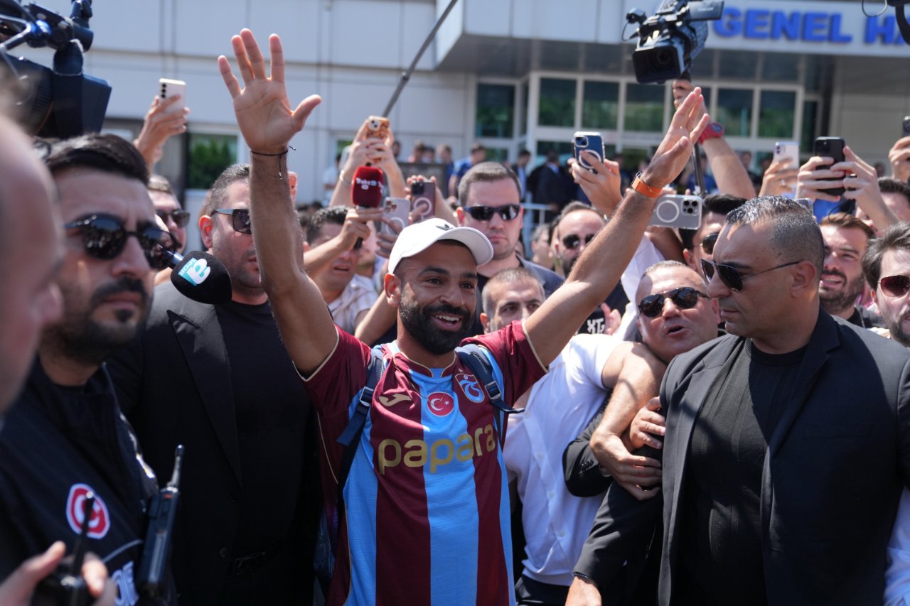 Dünyaca ünlü futbolcu, Türkiye'de coşkuyla karşılandı.