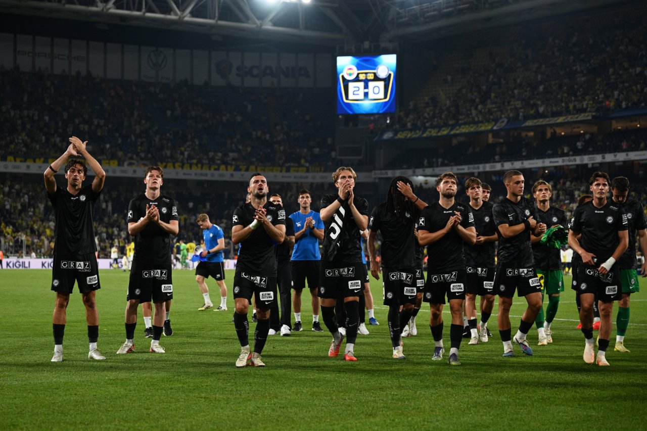 Fenerbahçe ile Sturm Graz, Chobani Stadı'nda karşılaştı. Sturm Graz oyuncuları, maçın ardından taraftarını selamladı.