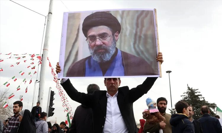 Pezeşkiyan ile Mücteba Hamaney arasında esrarengiz temas: Zifiri karanlık araçtan çıktı, kimliğini sorguladı!