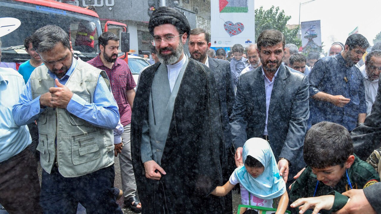 Pezeşkiyan ile Mücteba Hamaney arasında esrarengiz temas: Zifiri karanlık araçtan çıktı, kimliğini sorguladı!