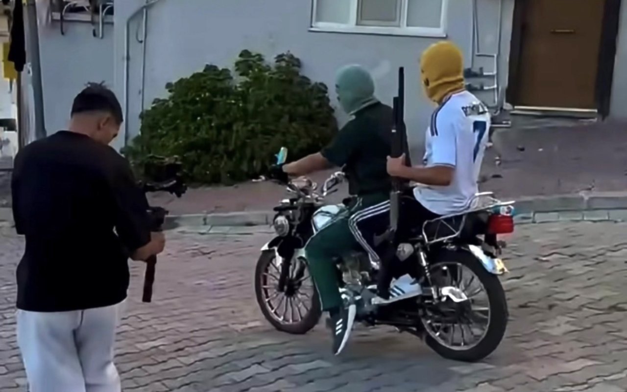 Rapçi Yüşa Keskin’e ‘tüfekli klip’ operasyonu! 4 kişi gözaltında