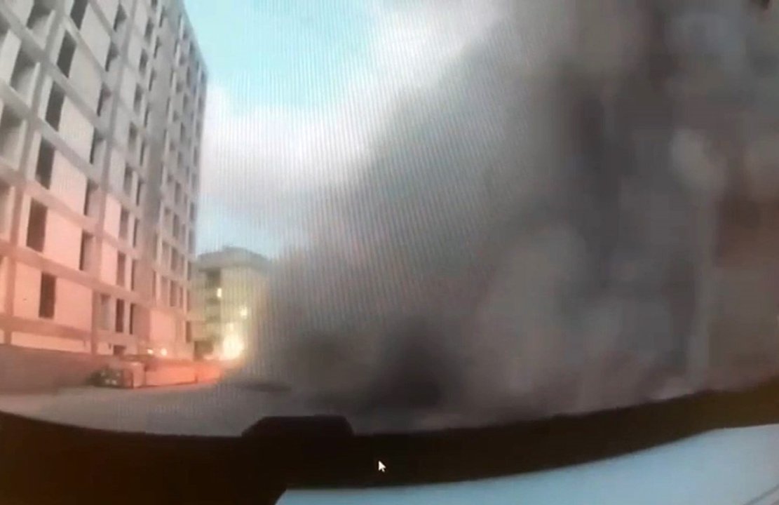 Sesler gelince boşaltılmıştı! Bahçelievler'deki binanın yerle bir olduğu anlar kamerada