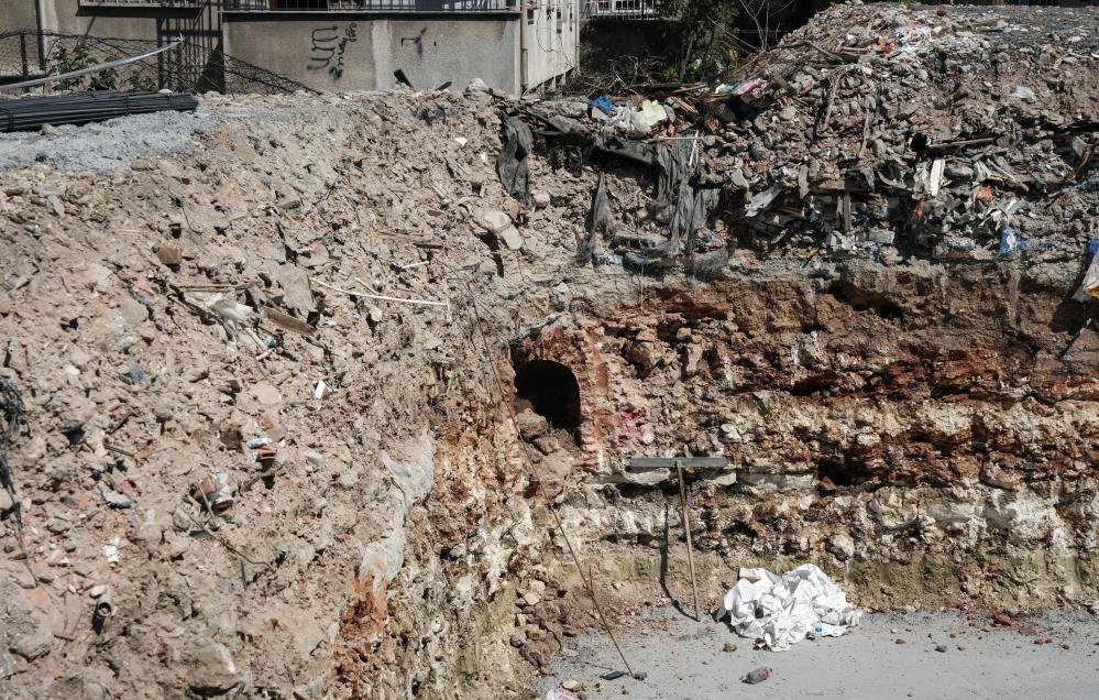 Temel kazısında ortaya çıktı, inşaat durdu! Birisi, 'hazine', başka biri de 'Ayasofya'ya tünel var' diyor