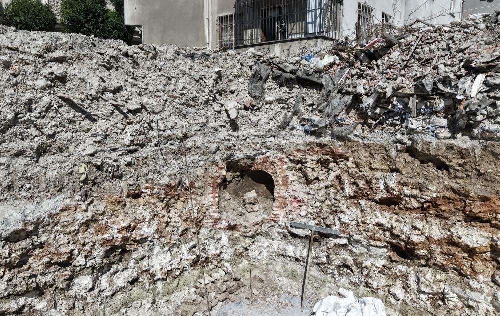 Temel kazısında ortaya çıktı, inşaat durdu! Birisi, 'hazine', başka biri de 'Ayasofya'ya tünel var' diyor