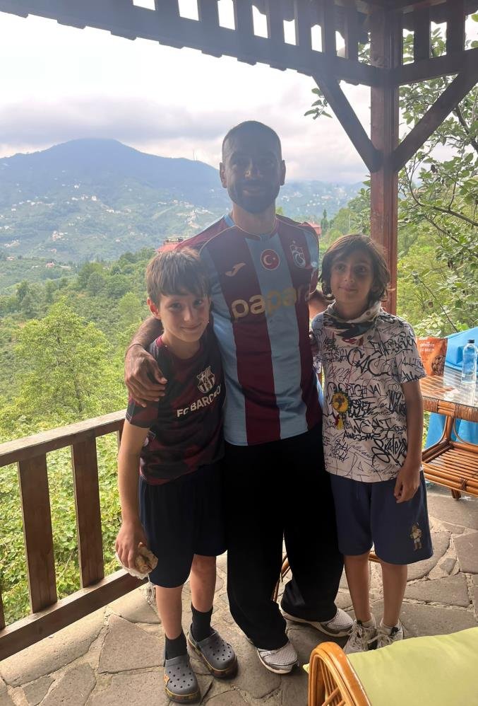 Mahalledeki çocuklar, Mısırlı futbolcu ile hatıra fotoğrafı çektirdi.