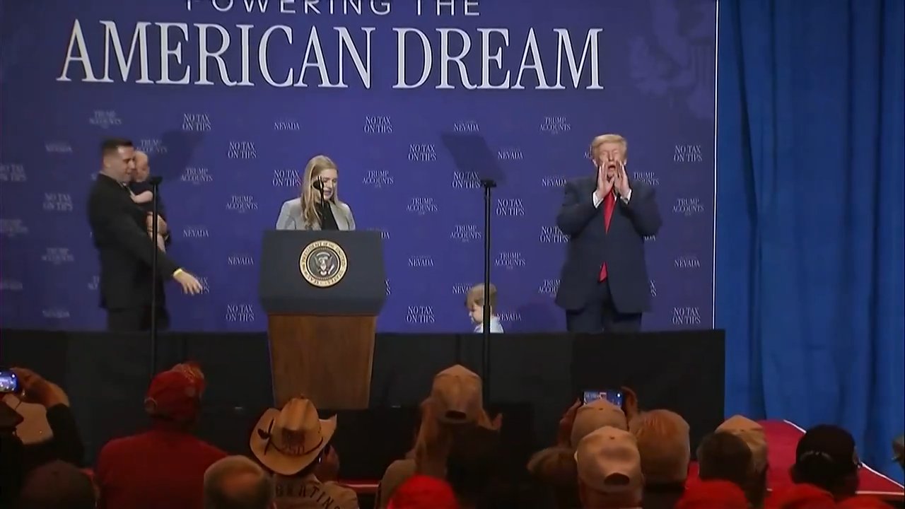 Trump sahnede küçük çocuğun peşinden koştu! Söyledikleri ise gündem oldu
