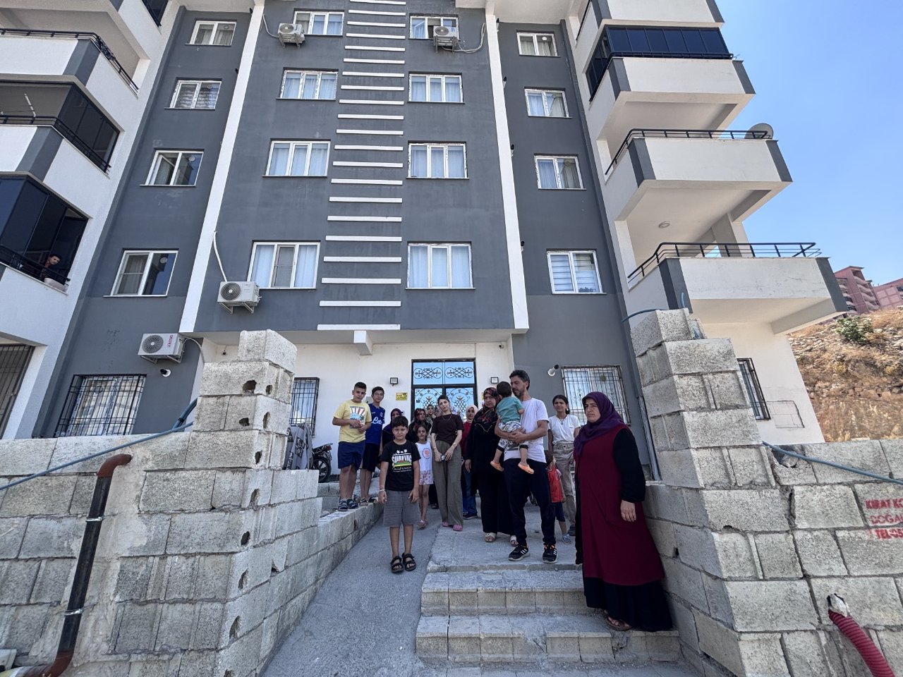 56 daire tek fatura ödüyor! 6 yıllık binada bitmeyen mağduriyet, ‘Müteahhit inşaatı yarım bıraktı’