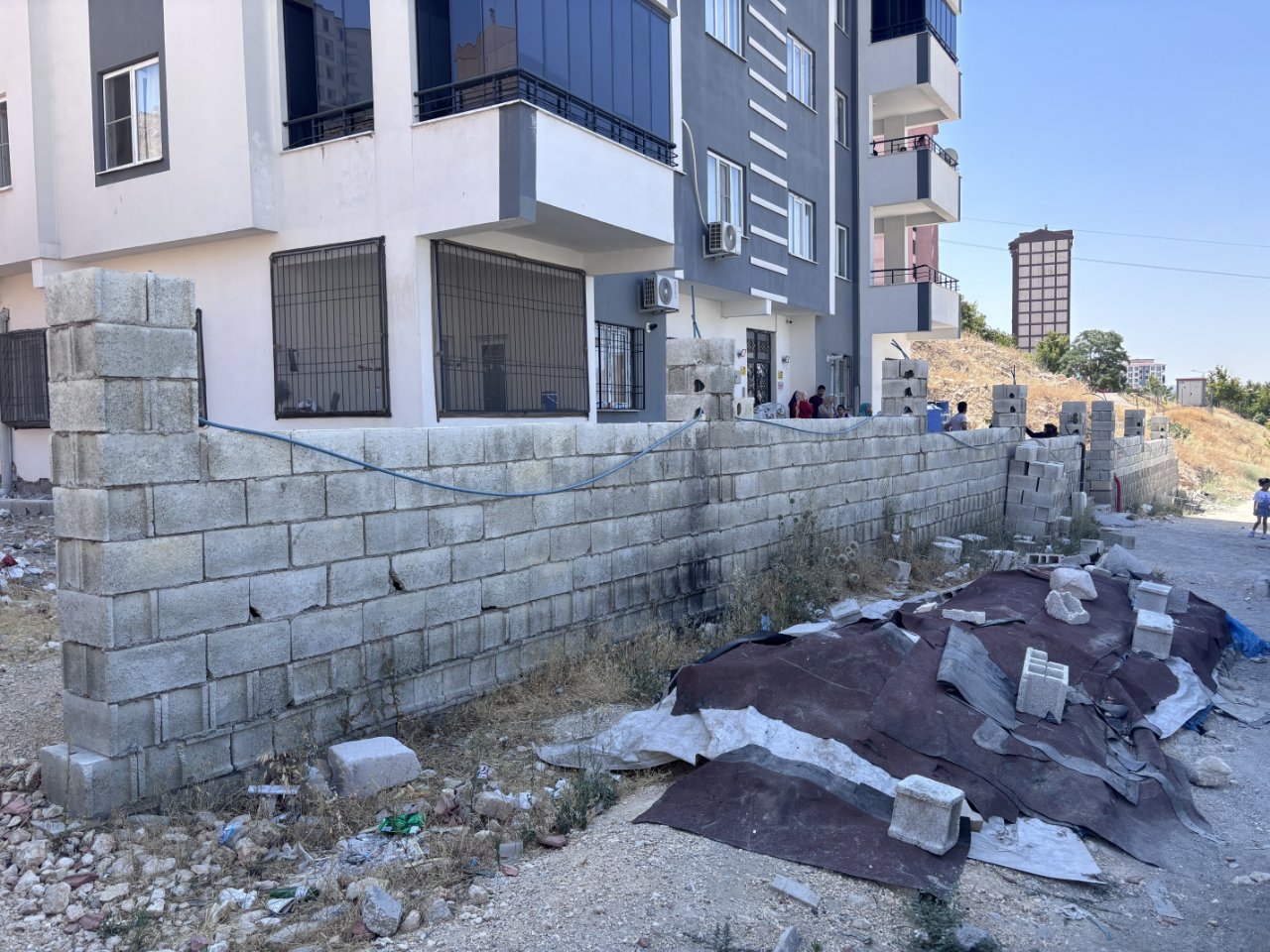 56 daire tek fatura ödüyor! 6 yıllık binada bitmeyen mağduriyet, ‘Müteahhit inşaatı yarım bıraktı’
