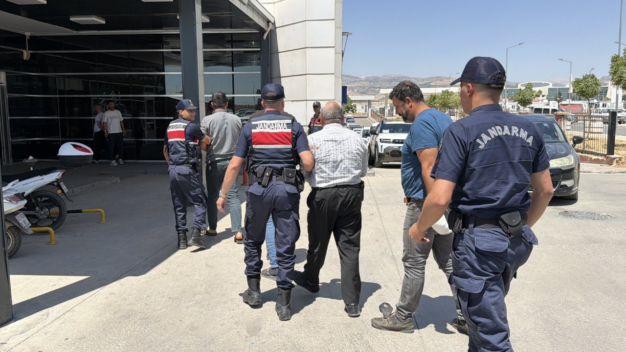 Adıyaman’da dehşet! Metrelerce fırladı: Kavgaya kamyonetiyle daldı, çarptığı kişiyi yaraladı