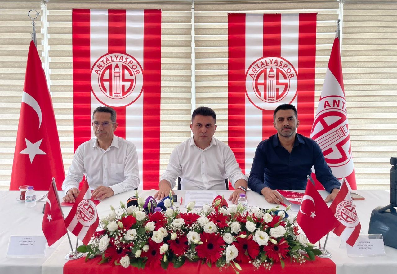Antalyaspor Kulübü Başkanı Mustafa Ergün (ortada), Başkan Vekili Serkan Sürer (sağda), ve Basın Sözcüsü Ali Topuz (solda) ile beraber Hasan Subaşı Tesisleri'nde basın toplantısı düzenledi.