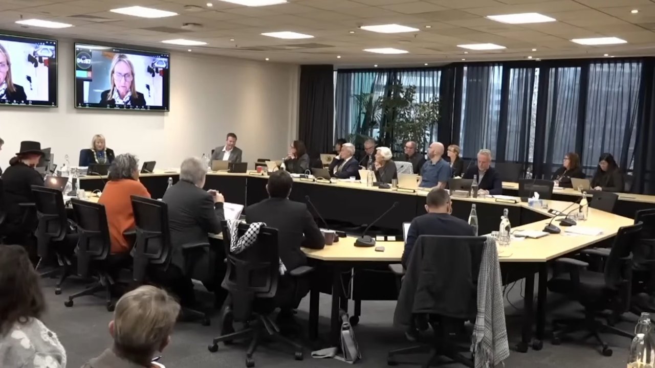Belediye meclisinde görülmemiş olay! Canlı yayına banyodan bağlandı, gizemli gölge ortalığı karıştırdı!