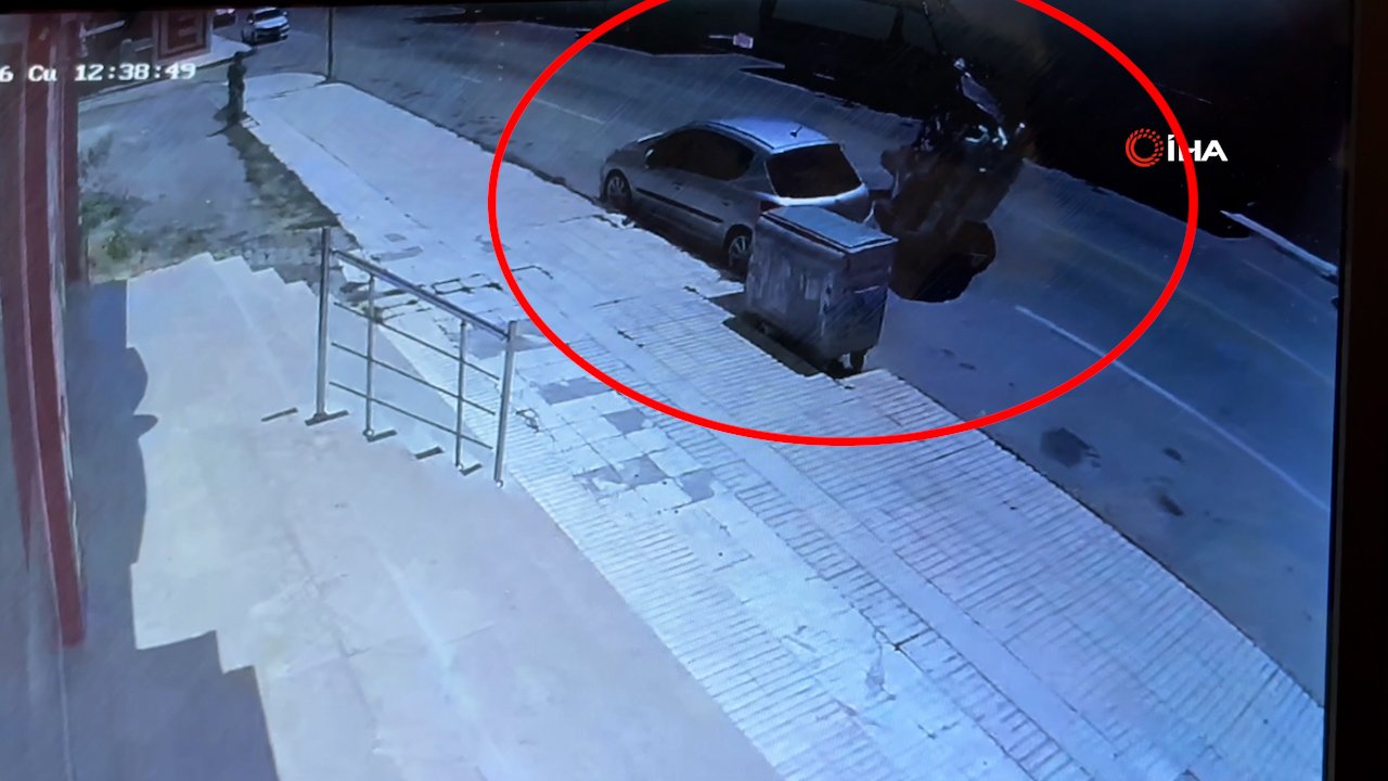 Çorum'da korkutan kaza! Park halindeki araca çarpan otomobil böyle devrildi