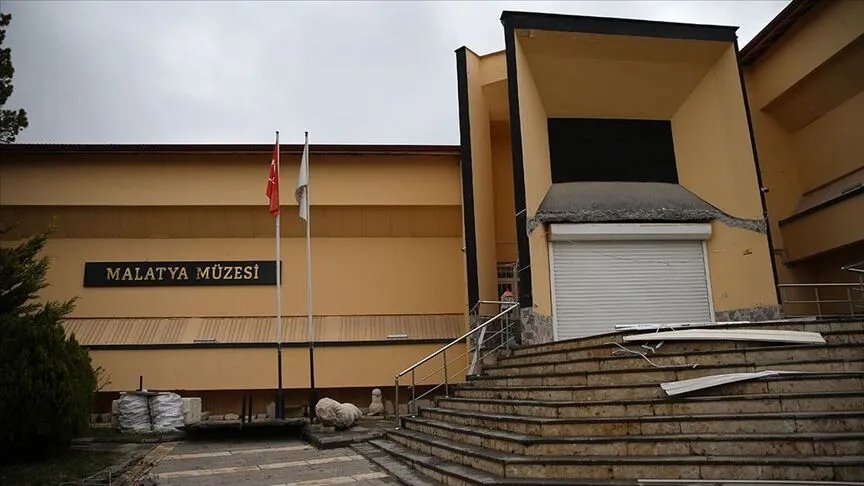 Depremde hasar gören Malatya Müzesi binası