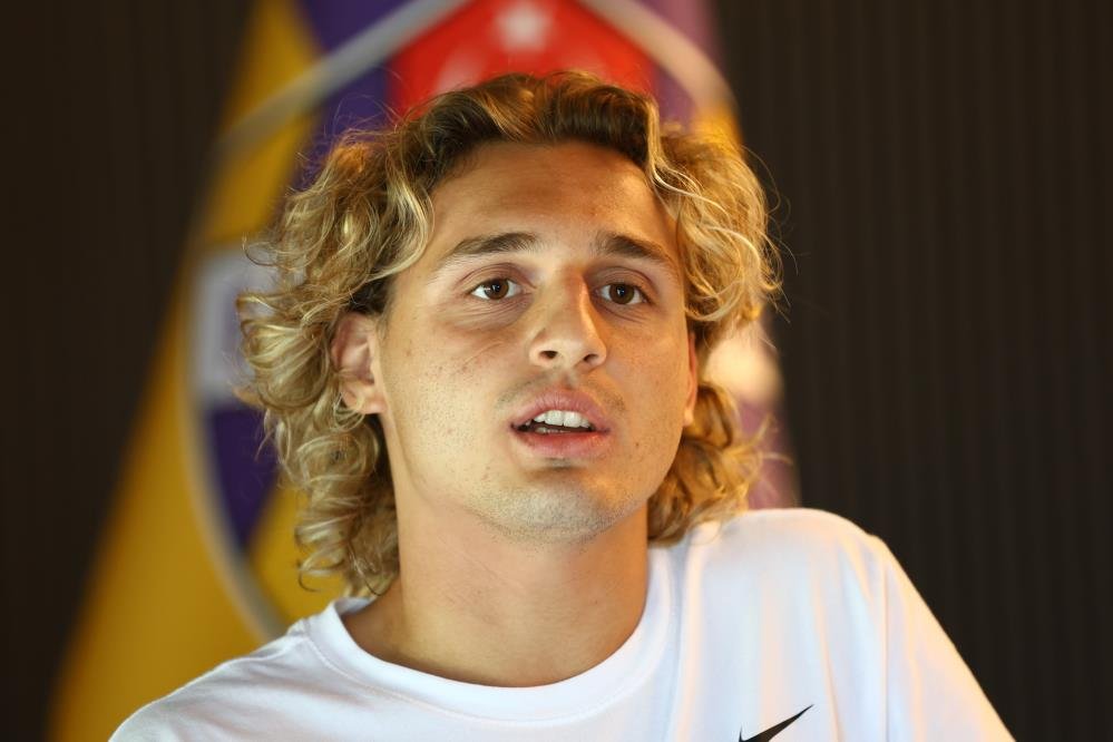 Hamza Akman, eski milli futbolcu Ayhan Akman'ın oğlu.