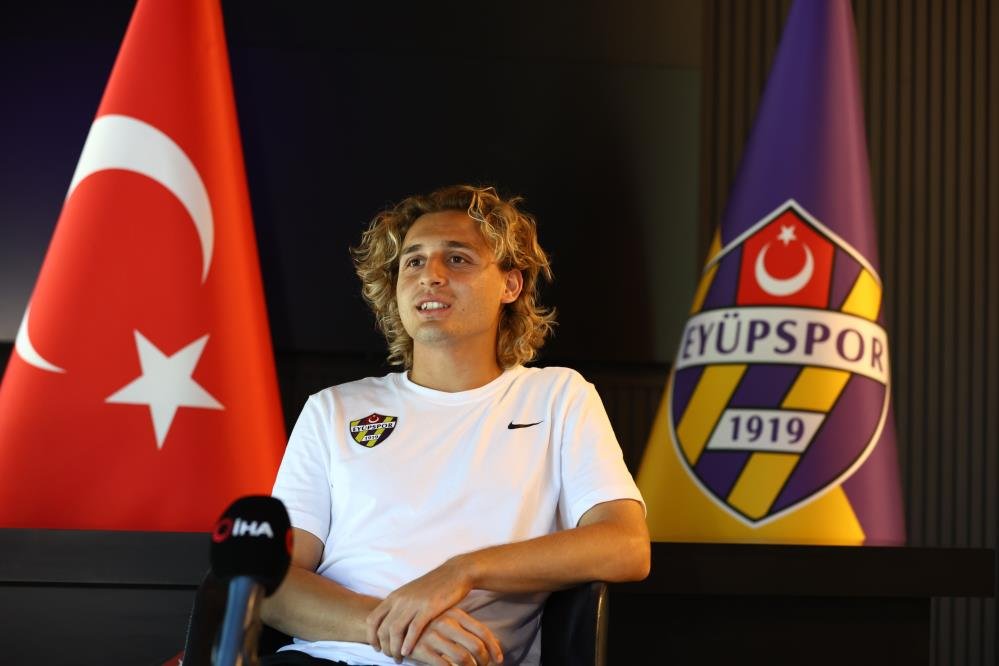 21 yaşındaki orta saha, 2024 yılında Galatasaray'dan ayrıldı.