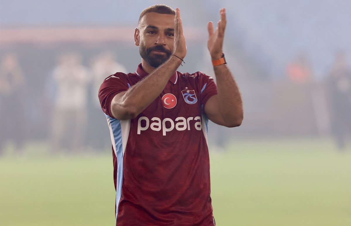 Mısırlı yıldız, taraftarların önünde gerçekleştirilen törenle kendisini bordo-mavili renklere bağlayan sözleşmeyi imzaladı.