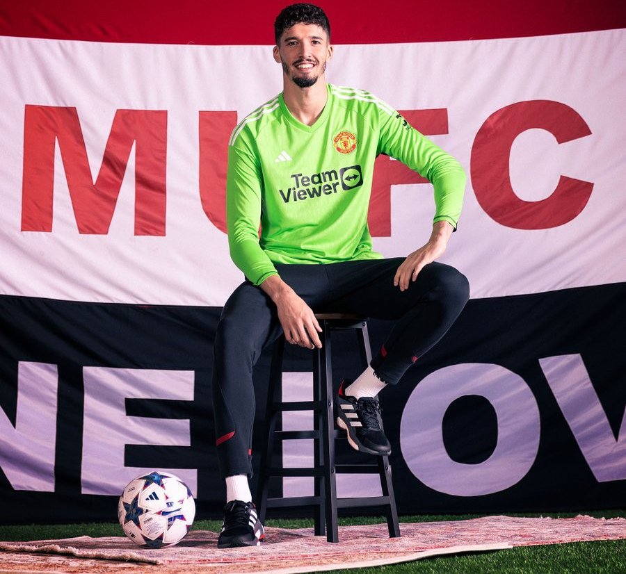 Manchester United'a 2023 yılında Fenerbahçe'den transfer olan Altay Bayındır, İngiliz kulübünün tarihindeki ilk Türk oyuncusu oldu.