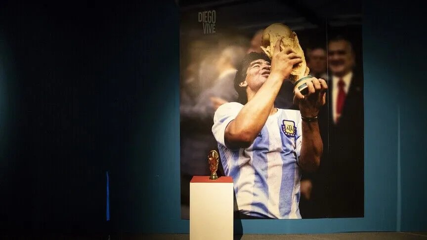 Diego Armando Maradona, tüm zamanların en iyi futbolcularından biri olarak gösteriliyor.