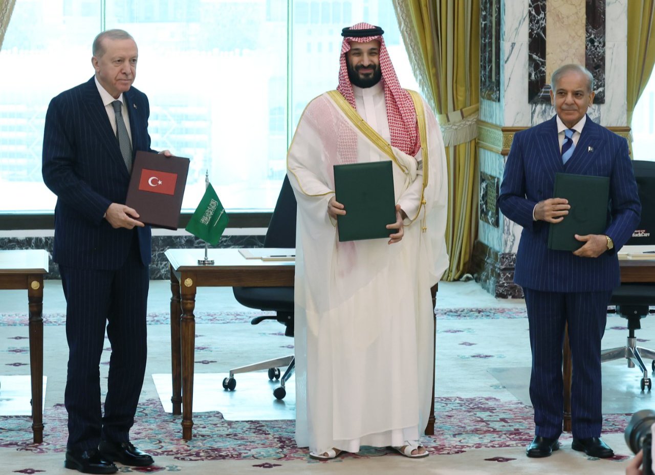 Cumhurbaşkanı Recep Tayyip Erdoğan, Suudi Arabistan Veliaht Prensi Muhammed bin Selman ve Pakistan Başbakanı Şahbaz Şerif, Suudi Arabistan'ın Mekke şehrinde üçlü savunma anlaşması imzaladı. / AA