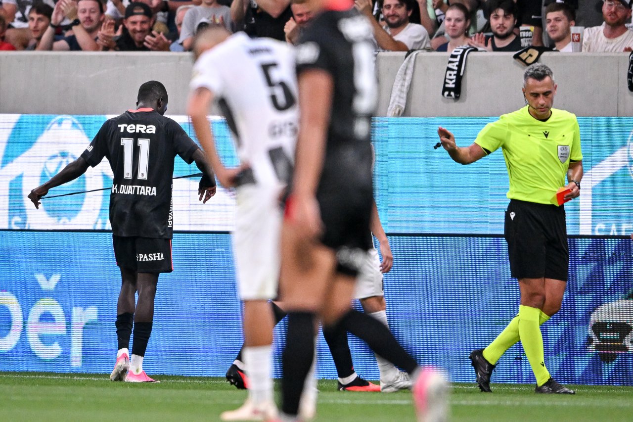 Beşiktaş'ta Kassoum Ouattara, 71'inci dakikada kırmızı kart gördü.