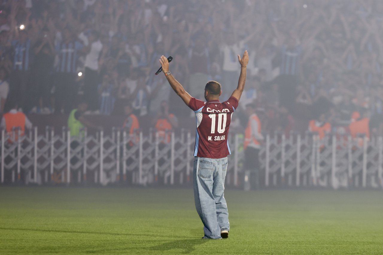 Papara Park'ta düzenlenen imza törenine taraftarlar yoğun ilgi gösterirken Mohamed Salah, tribünleri selamladı.