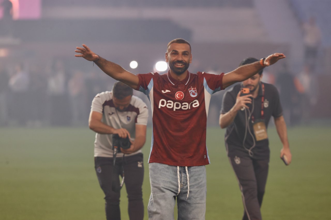 Papara Park'ta düzenlenen imza törenine taraftarlar yoğun ilgi gösterirken Mohamed Salah, tribünleri selamladı.