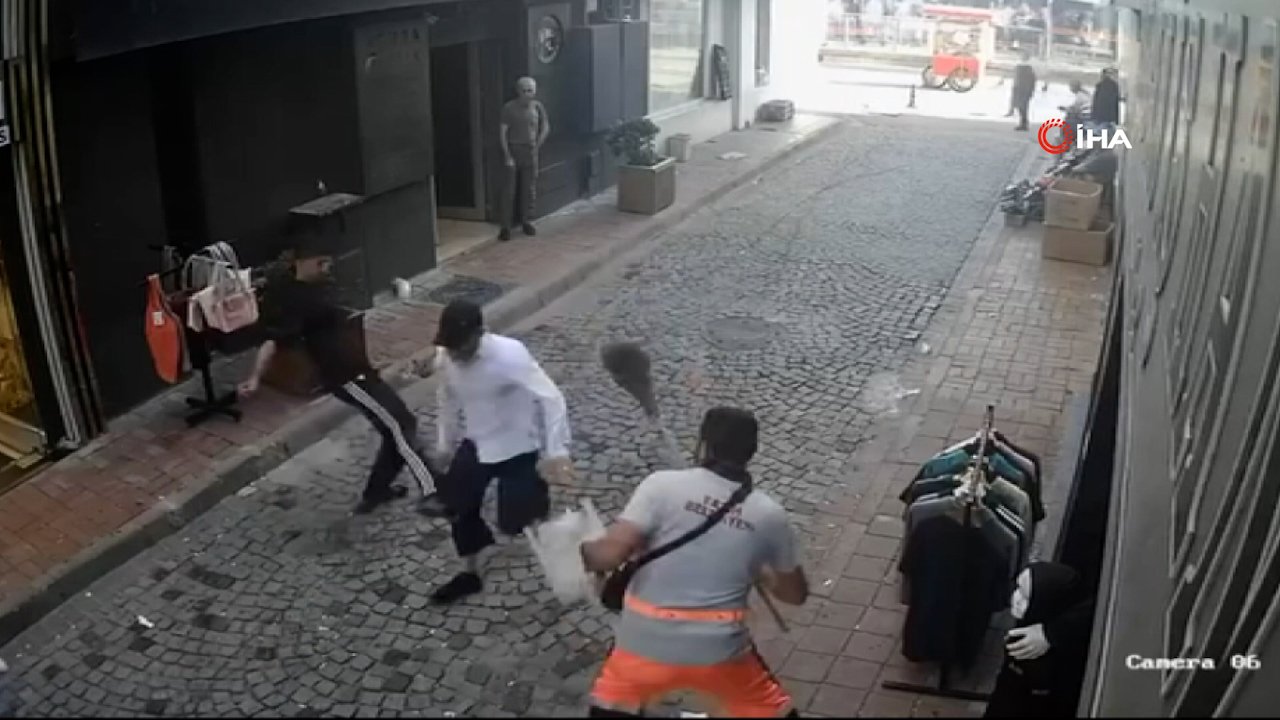 Tramvayda telefon çalıp kaçtı! Temizlik görevlisinin hırsıza süpürgeli müdahalesi kamerada