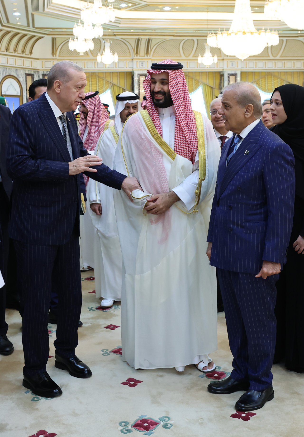 Cumhurbaşkanı Erdoğan, Suudi Arabistan Veliaht Prensi Selman ve Pakistan Başbakanı Şerif, Mekke şehrinde üçlü savunma anlaşması imzaladı.