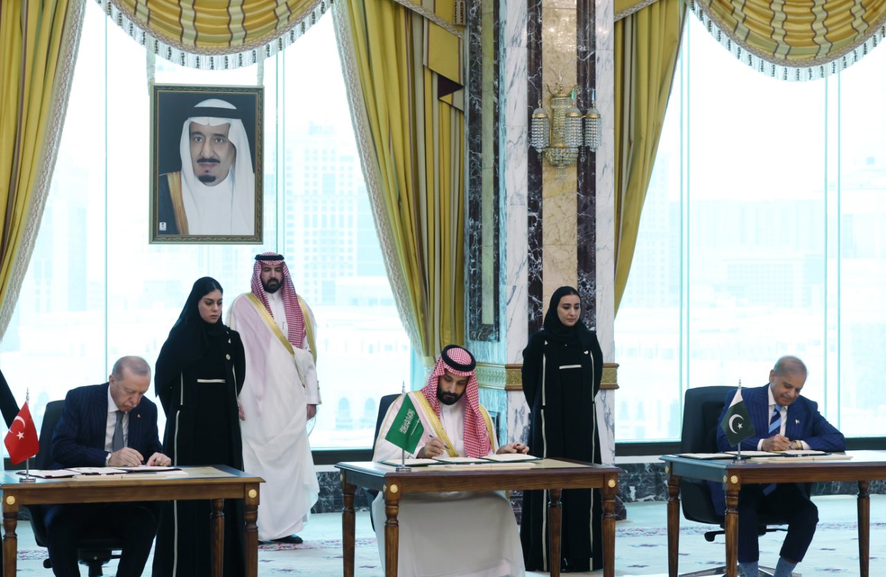 Cumhurbaşkanı Erdoğan, Suudi Arabistan Veliaht Prensi Selman ve Pakistan Başbakanı Şerif, Mekke şehrinde üçlü savunma anlaşması imzaladı.