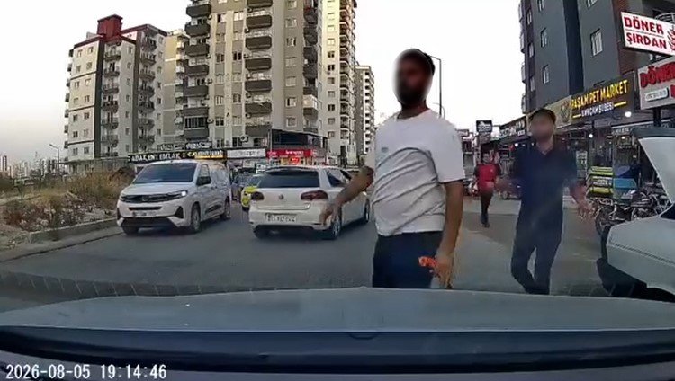 Yol verme kavgasında dehşet! Bagajdan testereyi çıkarıp sürücünün üzerine yürüdü