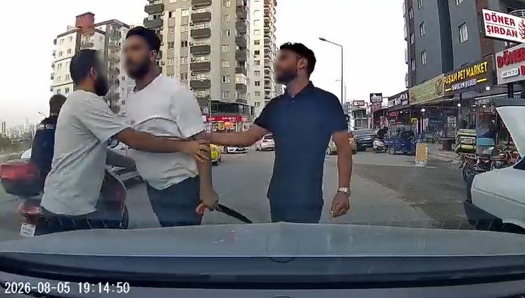 Yol verme kavgasında dehşet! Bagajdan testereyi çıkarıp sürücünün üzerine yürüdü