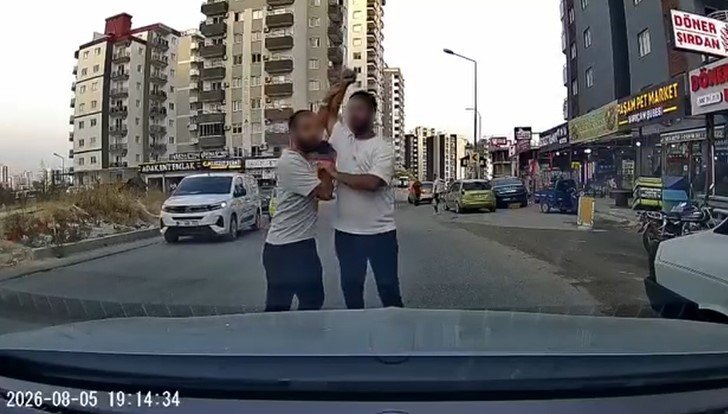 Yol verme kavgasında dehşet! Bagajdan testereyi çıkarıp sürücünün üzerine yürüdü