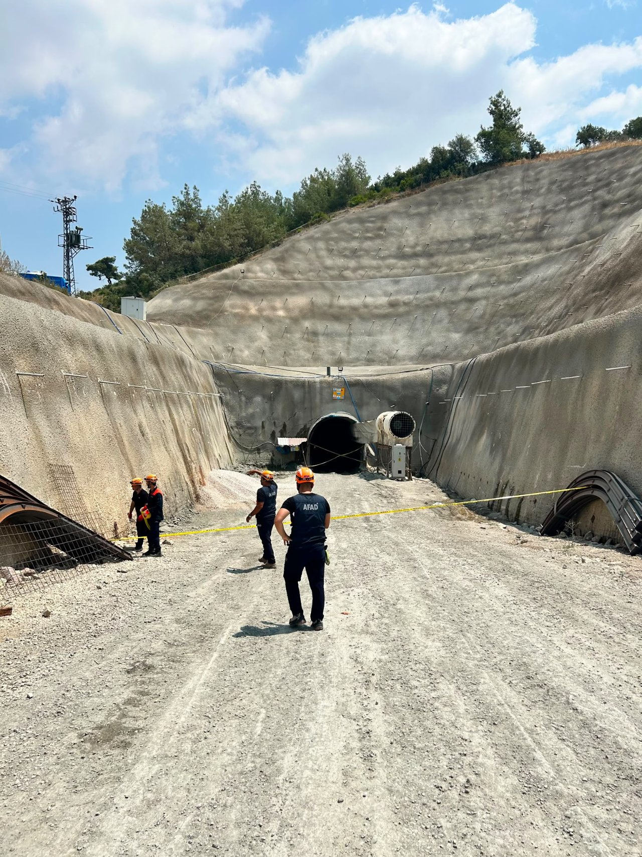 Adana’da göçük faciası! 1,5 metrelik kaya işçilerin üzerine düştü: 1 ölü, 1 yaralı